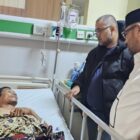 Anggota Komisi III DPR RI, Nasir Djamil, didampingi Ketua YARA Aceh Safaruddin saat menjenguk korban dugaan penganiayaan berat di RSUD Zainoel Abidin, Banda Aceh. Nasir meminta aparat penegak hukum mengusut tuntas kasus pemotongan tangan warga Aceh Besar secara profesional dan transparan. Foto: Dok. Istimewa