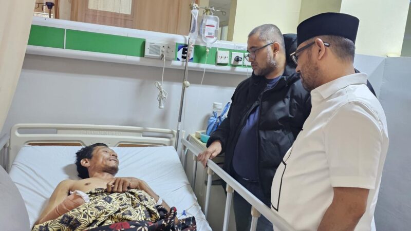 Anggota Komisi III DPR RI, Nasir Djamil, didampingi Ketua YARA Aceh Safaruddin saat menjenguk korban dugaan penganiayaan berat di RSUD Zainoel Abidin, Banda Aceh. Nasir meminta aparat penegak hukum mengusut tuntas kasus pemotongan tangan warga Aceh Besar secara profesional dan transparan. Foto: Dok. Istimewa 