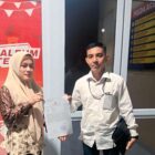 Korban dugaan penipuan dan penggelapan didampingi kuasa hukumnya, Muhammad Sandri Amin, S.H., usai melaporkan kasus yang diduga melibatkan oknum Guru PPPK Paruh Waktu ke Polda Aceh, Kamis (11/6/2026). Foto: Dok. Istimewa 