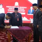 Gubernur Aceh Muzakir Manaf menandatangani dokumen pelantikan Dr. Misran Fuadi, S.Ag., MAP sebagai Kepala Dinas Syariat Islam Aceh di Pendopo Gubernur Aceh, Selasa (23/6/2026). Foto: Dok. Istimewa 