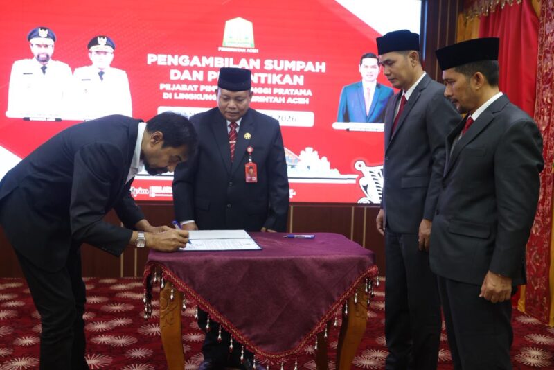 Gubernur Aceh Muzakir Manaf menandatangani dokumen pelantikan Dr. Misran Fuadi, S.Ag., MAP sebagai Kepala Dinas Syariat Islam Aceh di Pendopo Gubernur Aceh, Selasa (23/6/2026). Foto: Dok. Istimewa 