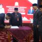 Gubernur Aceh Muzakir Manaf menandatangani dokumen pelantikan Dr. Misran Fuadi, S.Ag., MAP sebagai Kepala Dinas Syariat Islam Aceh di Pendopo Gubernur Aceh, Selasa (23/6/2026). Foto: Dok. Istimewa 