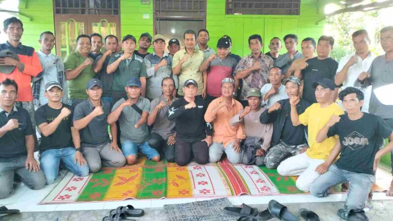 Sejumlah tokoh senior Partai Aceh dan Komite Peralihan Aceh (KPA) Kabupaten Simeulue menggelar rapat internal sebagai bentuk konsolidasi organisasi. (Foto: Dok, AgusMuliadi/Acehnow).