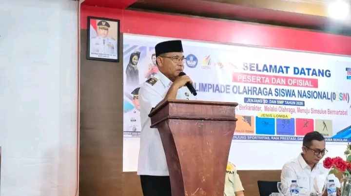 Wakil Bupati Simeulue Nusar Amin S.Pd saat membuka secara resmi kegiatan O2SN tingkat SD dan SMP tahun 2026. (Foto: Dok, istimewa)