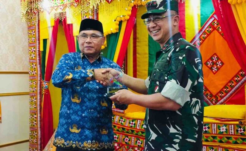 Wakil Bupati Simeulue Nusar Amin S,PD saat menyerahkan Cinderamata kepada Pangdam Iskandar Muda Mayor Jenderal Joko Hadi Susilo. (Dok, Foto: Agus Muliadi/Acehnow).