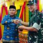 Wakil Bupati Simeulue Nusar Amin S,PD saat menyerahkan Cinderamata kepada Pangdam Iskandar Muda Mayor Jenderal Joko Hadi Susilo. (Dok, Foto: Agus Muliadi/Acehnow).