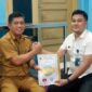 PLT Kepala Dinas Kesehatan Heri Herwanto SKM, M,Ap saat menyerahkan Sertifikat SLHS Kepada Kepala Dapur Desa Ameria Bahagia. (Foto: Dok, AgusMuliadi/Acehnow).