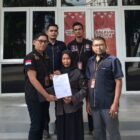 Darmiati, istri BT (52), didampingi tim kuasa hukum dari Yayasan Advokasi Rakyat Aceh (YARA) usai melaporkan dugaan tindak pidana penganiayaan berat ke SPKT Polda Aceh, Senin (15/6/2026). Foto: Dok. Istimewa