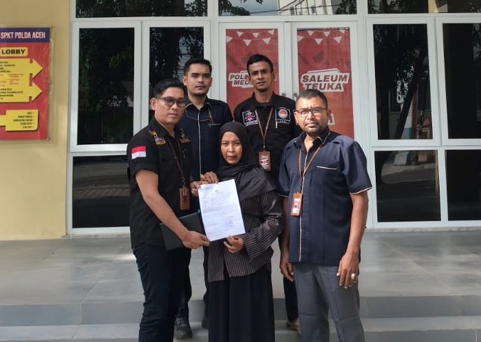 Darmiati, istri BT (52), didampingi tim kuasa hukum dari Yayasan Advokasi Rakyat Aceh (YARA) usai melaporkan dugaan tindak pidana penganiayaan berat ke SPKT Polda Aceh, Senin (15/6/2026). Foto: Dok. Istimewa 