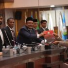 Wakil Ketua Panitia Khusus (Pansus) LKPJ 2025, Ilmiza Sa’aduddin Djamal menyerahkan catatan dan evaluasi DPRA terhadap penyelenggaraan pemerintahan Aceh selama tahun anggaran 2025. Foto: Dok. Istimewa