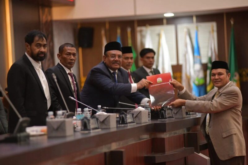 Wakil Ketua Panitia Khusus (Pansus) LKPJ 2025, Ilmiza Sa’aduddin Djamal menyerahkan catatan dan evaluasi DPRA terhadap penyelenggaraan pemerintahan Aceh selama tahun anggaran 2025. Foto: Dok. Istimewa 