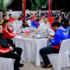 Suasana penuh keakraban mewarnai jamuan makan malam yang digelar Pemerintah Kabupaten Aceh Barat untuk atlet Pra PORA 2026 sebagai bentuk dukungan dan apresiasi menjelang ajang olahraga tingkat provinsi di Aceh Jaya, Senin (1/6/2026). Foto: Dok. Istimewa 