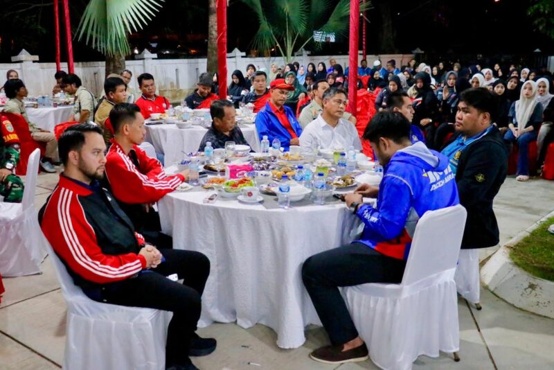 Suasana penuh keakraban mewarnai jamuan makan malam yang digelar Pemerintah Kabupaten Aceh Barat untuk atlet Pra PORA 2026 sebagai bentuk dukungan dan apresiasi menjelang ajang olahraga tingkat provinsi di Aceh Jaya, Senin (1/6/2026). Foto: Dok. Istimewa 