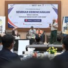 Kepala Teknik Tambang Solusi Bangun Andalas, Adi Handarbeni, menyampaikan paparan dalam Seminar Kebencanaan bertema “Siaga Hari Ini, Tangguh Menghadapi Hari Esok” yang digelar di Andalas Hall, Lhoknga, Aceh Besar, Kamis (11/6/2026). Foto: Dok. Istimewa