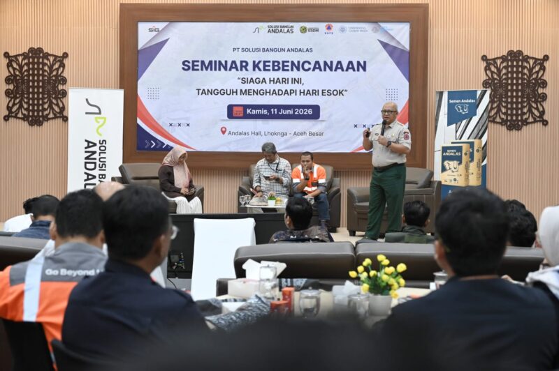 Kepala Teknik Tambang Solusi Bangun Andalas, Adi Handarbeni, menyampaikan paparan dalam Seminar Kebencanaan bertema “Siaga Hari Ini, Tangguh Menghadapi Hari Esok” yang digelar di Andalas Hall, Lhoknga, Aceh Besar, Kamis (11/6/2026). Foto: Dok. Istimewa 