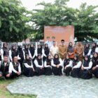 Bupati Aceh Barat, Tarmizi SP, MM, berfoto bersama petugas Sensus Ekonomi 2026 usai memimpin apel pelepasan di halaman Kantor Bupati Aceh Barat, Senin (15/6/2026). Foto: Dok. Istimewa 