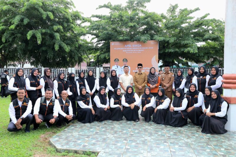 Bupati Aceh Barat, Tarmizi SP, MM, berfoto bersama petugas Sensus Ekonomi 2026 usai memimpin apel pelepasan di halaman Kantor Bupati Aceh Barat, Senin (15/6/2026). Foto: Dok. Istimewa 