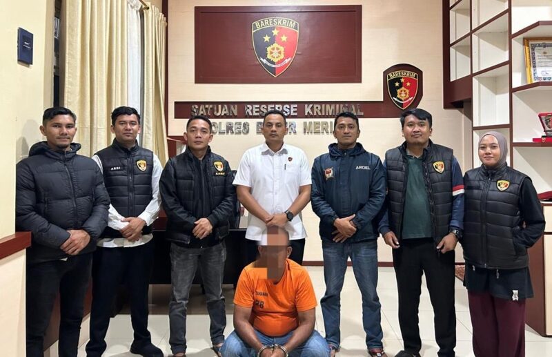 Personel Satreskrim Polres Bener Meriah mengamankan seorang pria berinisial A (53) yang diduga melakukan penganiayaan berat terhadap seorang ibu rumah tangga di Kecamatan Bener Kelipah. Polisi turut menyita sebilah parang yang diduga digunakan dalam aksi tersebut, Rabu (24/6/2026). Foto: Dok. Istimewa 