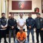 Personel Satreskrim Polres Bener Meriah mengamankan seorang pria berinisial A (53) yang diduga melakukan penganiayaan berat terhadap seorang ibu rumah tangga di Kecamatan Bener Kelipah. Polisi turut menyita sebilah parang yang diduga digunakan dalam aksi tersebut, Rabu (24/6/2026). Foto: Dok. Istimewa 