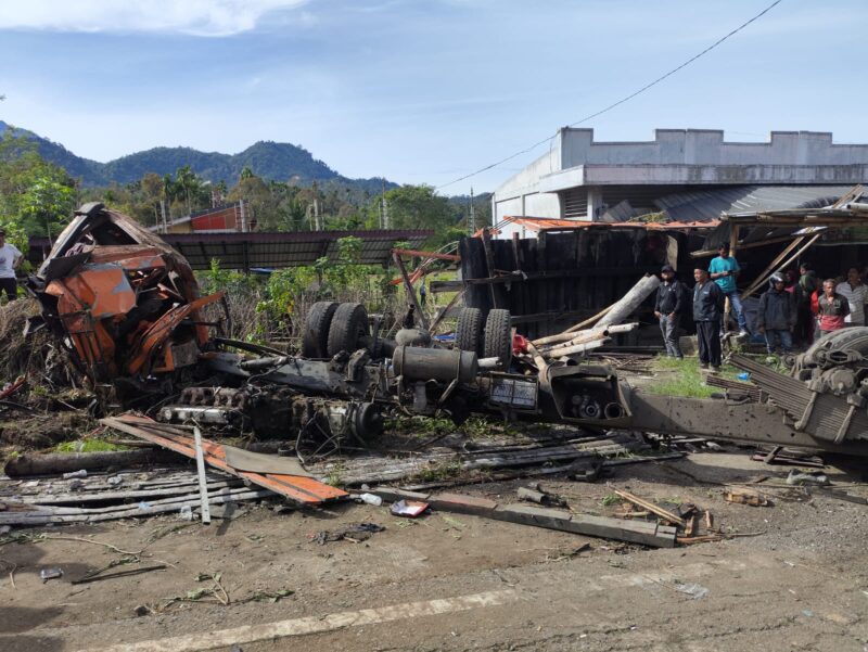 Sebuah truk Mitsubishi Fuso bermuatan semen yang terlibat kecelakaan lalu lintas di Jalan Takengon–Bireuen, Desa Timang Gajah, Kabupaten Bener Meriah, Kamis (11/6/2026). Foto: Dok. Istimewa 