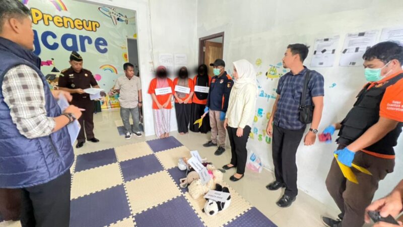 Penyidik Satreskrim Polresta Banda Aceh menggelar rekonstruksi kasus dugaan penganiayaan terhadap batita di Baby Preneur Daycare, Lamgugob, Jumat (19/6/2026). Foto: Dok. Istimewa 