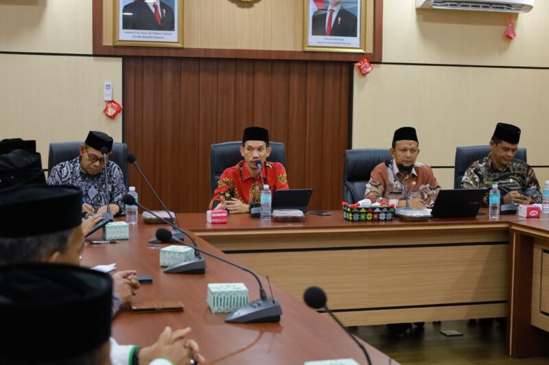Bupati Aceh Barat Tarmizi, SP, MM memimpin pertemuan bersama pengurus LPTQ Aceh Barat di Aula Teuku Umar Setdakab Aceh Barat, Rabu (25/6/2026). Foto: Dok. Istimewa 