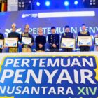 Menteri Mendikdasmen Prof. Dr. Abdul Mu'ti, M.Ed foto bersama penerima Piagam Penghargaan Anugerah Cakrawala Penyair Nusantara di Aula Keurukon Istana Wali Nanggroe Aceh, Kecamatan Darul Imarah, Aceh Besar, Senin (22/06/2026) malam. Foto: Dok. MC Aceh Besar
