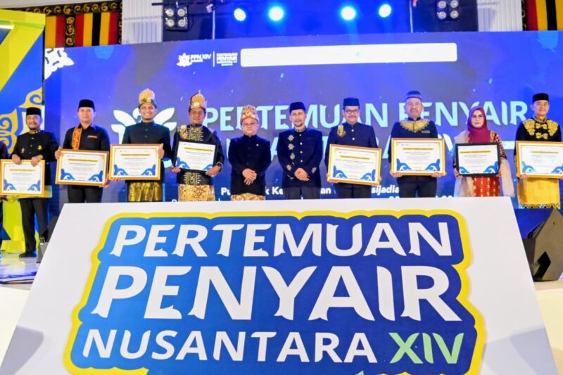 Menteri Mendikdasmen Prof. Dr. Abdul Mu'ti, M.Ed foto bersama penerima Piagam Penghargaan Anugerah Cakrawala Penyair Nusantara di Aula Keurukon Istana Wali Nanggroe Aceh, Kecamatan Darul Imarah, Aceh Besar, Senin (22/06/2026) malam. Foto: Dok. MC Aceh Besar