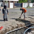 Anggota DPRA, H. Heri Julius, S.Sos, MM bersama Anggota DPRK Banda Aceh dari Partai Nasdem, Hj. Efiaty Z, A.Md saat meninjau pekerjaan pembangunan fisik berupa pembuatan saluran di Gampong Lamgugob, Rabu (24/6/2026). Foto: Dok. Istimewa