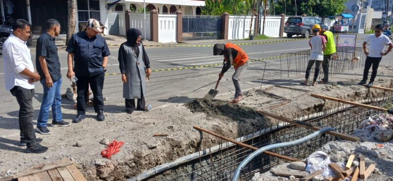 Anggota DPRA, H. Heri Julius, S.Sos, MM bersama Anggota DPRK Banda Aceh dari Partai Nasdem, Hj. Efiaty Z, A.Md saat meninjau pekerjaan pembangunan fisik berupa pembuatan saluran di Gampong Lamgugob, Rabu (24/6/2026). Foto: Dok. Istimewa 