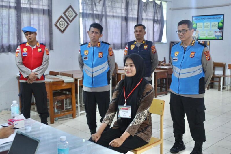 Kapolda Aceh Irjen Pol. Drs. Marzuki Ali Basyah, M.M., didampingi Pejabat Utama Polda Aceh meninjau langsung pelaksanaan tes psikologi dan Pemeriksaan Mental Kepribadian (PMK) calon taruna dan taruni Akpol Tahun 2026 di SMA Negeri 4 Banda Aceh, Senin (15/6/2026). Foto: Dok. Istimewa 