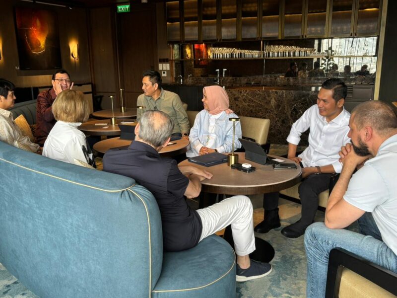 Sekda Aceh M. Nasir berdiskusi dengan perwakilan Business Council Federasi Rusia, Mikhail Kuritsyn, membahas peluang kerja sama investasi dan pengembangan ekonomi Aceh di Keraton At The Plaza, Jakarta Pusat, Sabtu (6/6/2026). Foto: Dok. Istimewa 