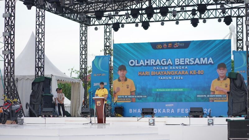 Kapolda Aceh Irjen Pol. Marzuki Ali Basyah membuka kegiatan olahraga bersama dalam rangka Hari Bhayangkara ke-80 di Lapangan Mapolda Aceh, Banda Aceh, Jumat (19/6/2026). Foto: Dok. Istimewa 