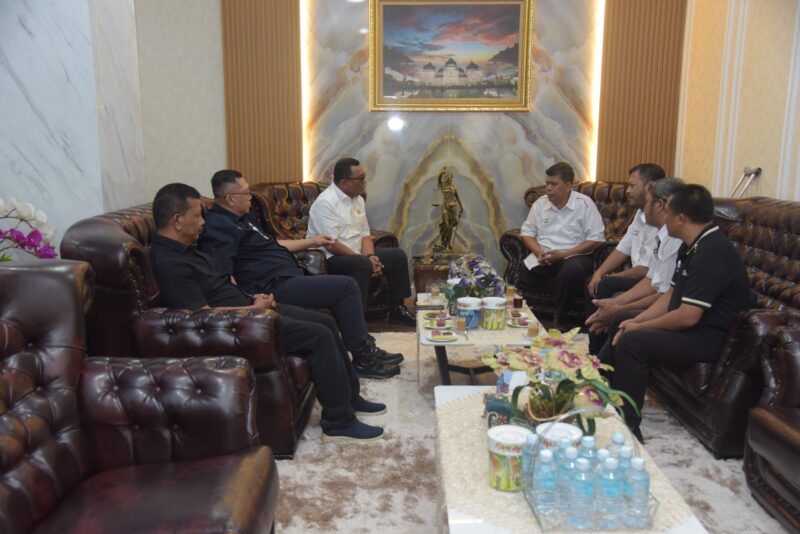 Kepala Kejaksaan Tinggi Aceh Yudi Triadi, S.H., M.H., didampingi Wakil Kajati Aceh dan jajaran menerima audiensi pengurus National Paralympic Committee Indonesia (NPCI) Aceh di Kantor Kejaksaan Tinggi Aceh, Senin (29/6/2026). Foto: Dok. Istimewa 