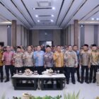 Bupati Aceh Besar H Muharram Idris dan Bupati/ Wali Kota serta Ketua DPRK se- Aceh foto bersama Kepala BPK RI Perwakilan Aceh dan jajaran, di Kantor BPK RI Perwakilan Aceh di Banda Aceh, pada Kamis (4/6/2026).Foto: Dok. MC Aceh Besar