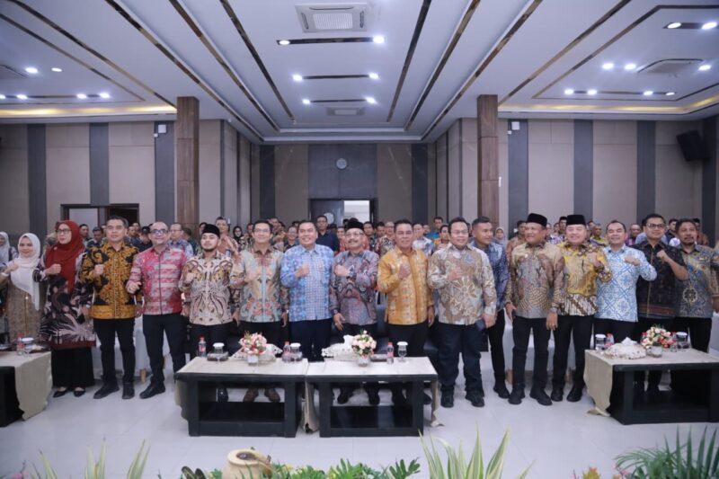 Bupati Aceh Besar H Muharram Idris dan Bupati/ Wali Kota serta Ketua DPRK se- Aceh foto bersama Kepala BPK RI Perwakilan Aceh dan jajaran, di Kantor BPK RI Perwakilan Aceh di Banda Aceh, pada Kamis (4/6/2026).Foto: Dok. MC Aceh Besar