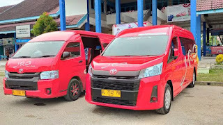 Bus JRG terlibat kecelakaan lalu lintas dengan dua sepeda motor di Gampong Calue, Kabupaten Pidie, Minggu (14/6/2026) malam. Foto: Dok. Istimewa 