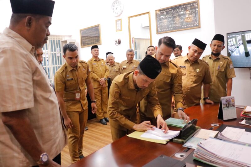 Bupati Aceh Barat, Tarmizi SP, MM, melakukan penandatanganan dokumen serah terima sertifikat tanah dari Yayasan Pendidikan Teuku Umar Johan Pahlawan di ruang kerja Bupati Aceh Barat, Senin (15/6/2026). Foto: Dok. Istimewa 