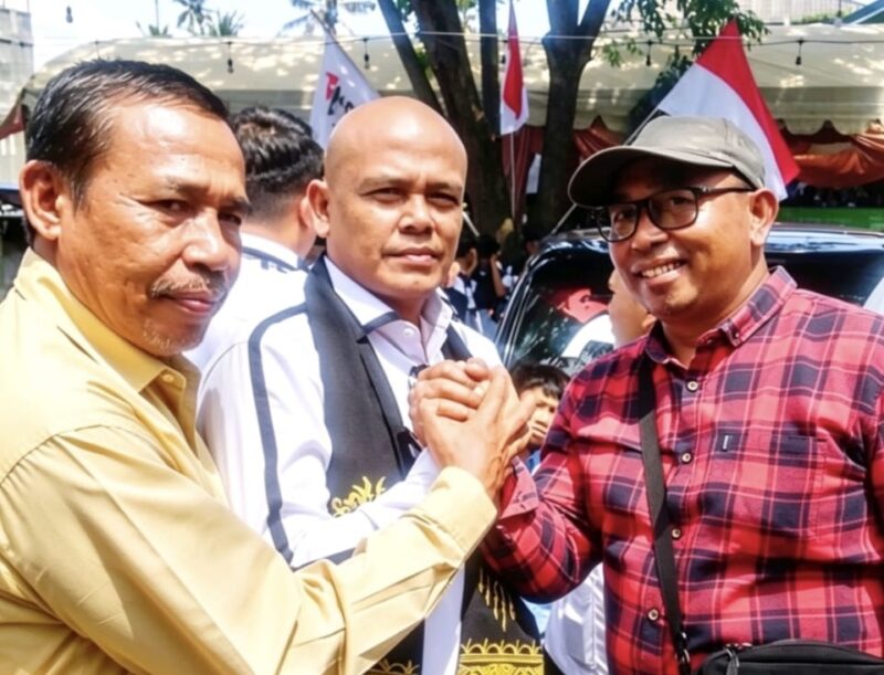 Arjuna Putra dan Arjuna Fahlefi berfoto bersama Ketua PSI, T Rival Amiruddin. Foto: Dok. Istimewa