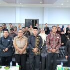 Asisten Administrasi Umum Setdakab Aceh Barat, Safrizal, berfoto bersama narasumber dan peserta usai pembukaan Workshop Literasi Keamanan Informasi di Aula Dinas Kelautan dan Perikanan Aceh Barat, Meulaboh, Kamis (18/6/2026). Foto: Dok. Istimewa