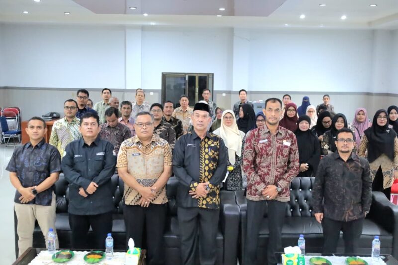 Asisten Administrasi Umum Setdakab Aceh Barat, Safrizal, berfoto bersama narasumber dan peserta usai pembukaan Workshop Literasi Keamanan Informasi di Aula Dinas Kelautan dan Perikanan Aceh Barat, Meulaboh, Kamis (18/6/2026). Foto: Dok. Istimewa 