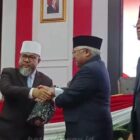 Gubernur Bengkulu Helmi Hasan berjabat tangan dengan perwakilan BPK usai penyerahan Laporan Hasil Pemeriksaan (LHP) atas LKPD Tahun Anggaran 2025 yang kembali meraih opini Wajar Tanpa Pengecualian (WTP). Foto: Dok. Istimewa