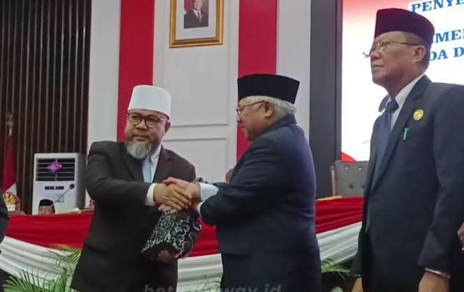 Gubernur Bengkulu Helmi Hasan berjabat tangan dengan perwakilan BPK usai penyerahan Laporan Hasil Pemeriksaan (LHP) atas LKPD Tahun Anggaran 2025 yang kembali meraih opini Wajar Tanpa Pengecualian (WTP). Foto: Dok. Istimewa 