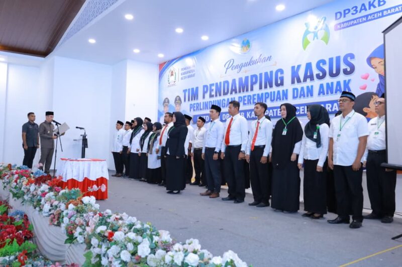 Bupati Aceh Barat, Tarmizi, mengukuhkan Tim Pendampingan Kasus UPTD Perlindungan Perempuan dan Anak (PPA) Kabupaten Aceh Barat di Aula Teuku Umar Bapperida, Meulaboh, Selasa (23/6/2026). Foto: Dok. Istimewa 