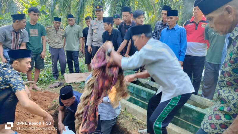 Proses pemakaman Wahyu bin Saharudin (27), warga Desa Kembang Seri, Kecamatan Pino Raya, Bengkulu Selatan, yang ditemukan dalam kondisi tinggal kerangka setelah dilaporkan hilang selama satu tahun lima bulan. Foto: Dok. Istimewa 