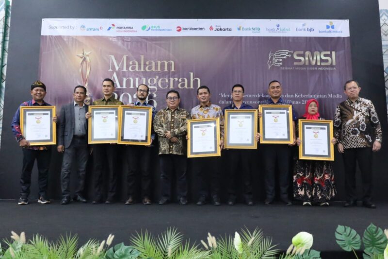 Sekda Aceh M. Nasir Syamaun bersama jajaran pengurus SMSI dan para penerima penghargaan usai menerima Anugerah Tokoh Inspiratif Nasional 2026 di Hall Dewan Pers, Jakarta Pusat, Kamis (18/6/2026). Foto: Dok. Istimewa 