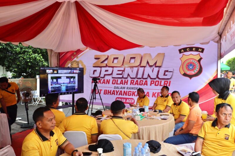 Kapolda Aceh Irjen Pol. Drs. Marzuki Ali Basyah, M.M didampingi pejabat utama Polda Aceh mengikuti pembukaan Pekan Olahraga Polri 2026 secara virtual dari kawasan Car Free Day Banda Aceh dalam rangka memperingati Hari Bhayangkara ke-80, Minggu (28/6/2026). Foto: Dok. Istimewa 