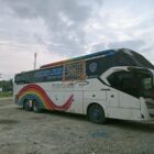 Bus asal Aceh yang mengangkut rombongan SPS Aceh mengalami kerusakan pada bagian kaca samping setelah dilempari batu saat melintas di Simpang Marbau, Labuhanbatu Utara, Sumatera Utara, Minggu (7/6/2026) dini hari. Foto: Dok. Istimewa
