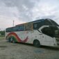 Bus asal Aceh yang mengangkut rombongan SPS Aceh mengalami kerusakan pada bagian kaca samping setelah dilempari batu saat melintas di Simpang Marbau, Labuhanbatu Utara, Sumatera Utara, Minggu (7/6/2026) dini hari. Foto: Dok. Istimewa 