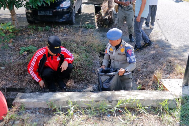 Bupati Aceh Barat, Tarmizi, bersama jajaran Pemkab Aceh Barat mengikuti gotong royong Gerakan Indonesia Asri di kawasan Desa Kuta Padang, Kecamatan Johan Pahlawan, sebagai upaya menjaga kebersihan lingkungan dan mendukung pengembangan desa wisata., Jumat (12/6/2026). Foto: Dok. Istimewa 